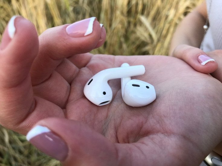 Apple AirPods 2 на ладони