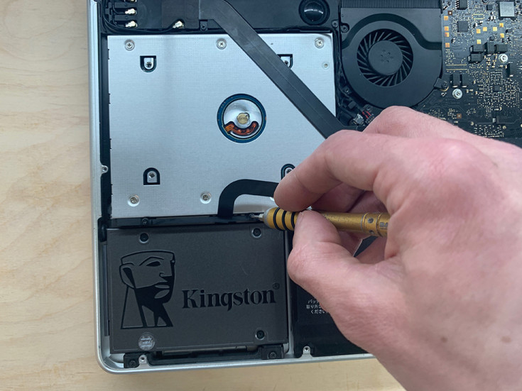 Прикручиваем винты SSD-диска в MacBook Pro