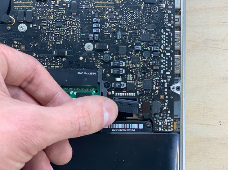 Подключаем аккумулятор в MacBook Pro