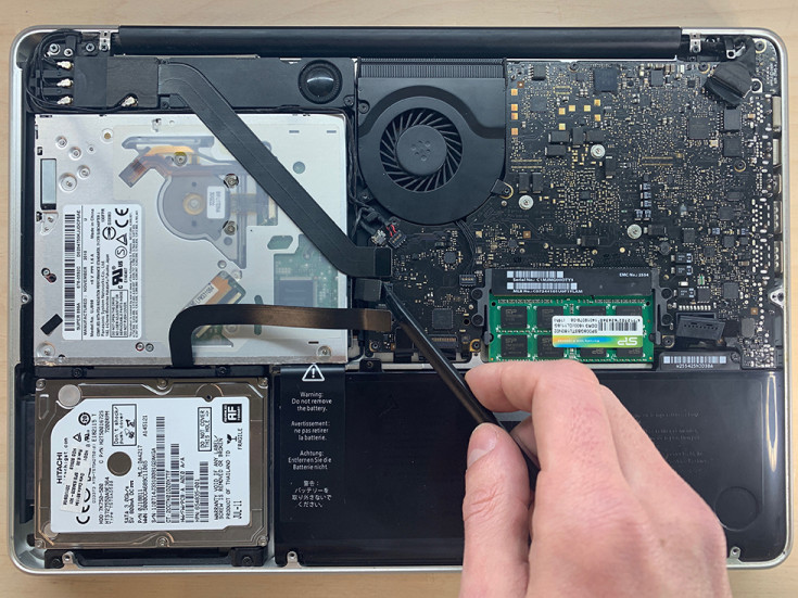 Отключение шлейфа CD-привода на MacBook Pro