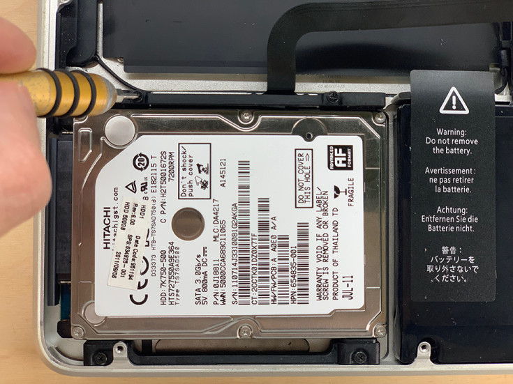 Откручиваем винты жесткого диска на MacBook Pro