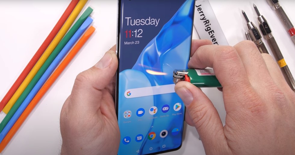 Тест на прочность: флагман OnePlus 9 Pro жгут, гнут и царапают